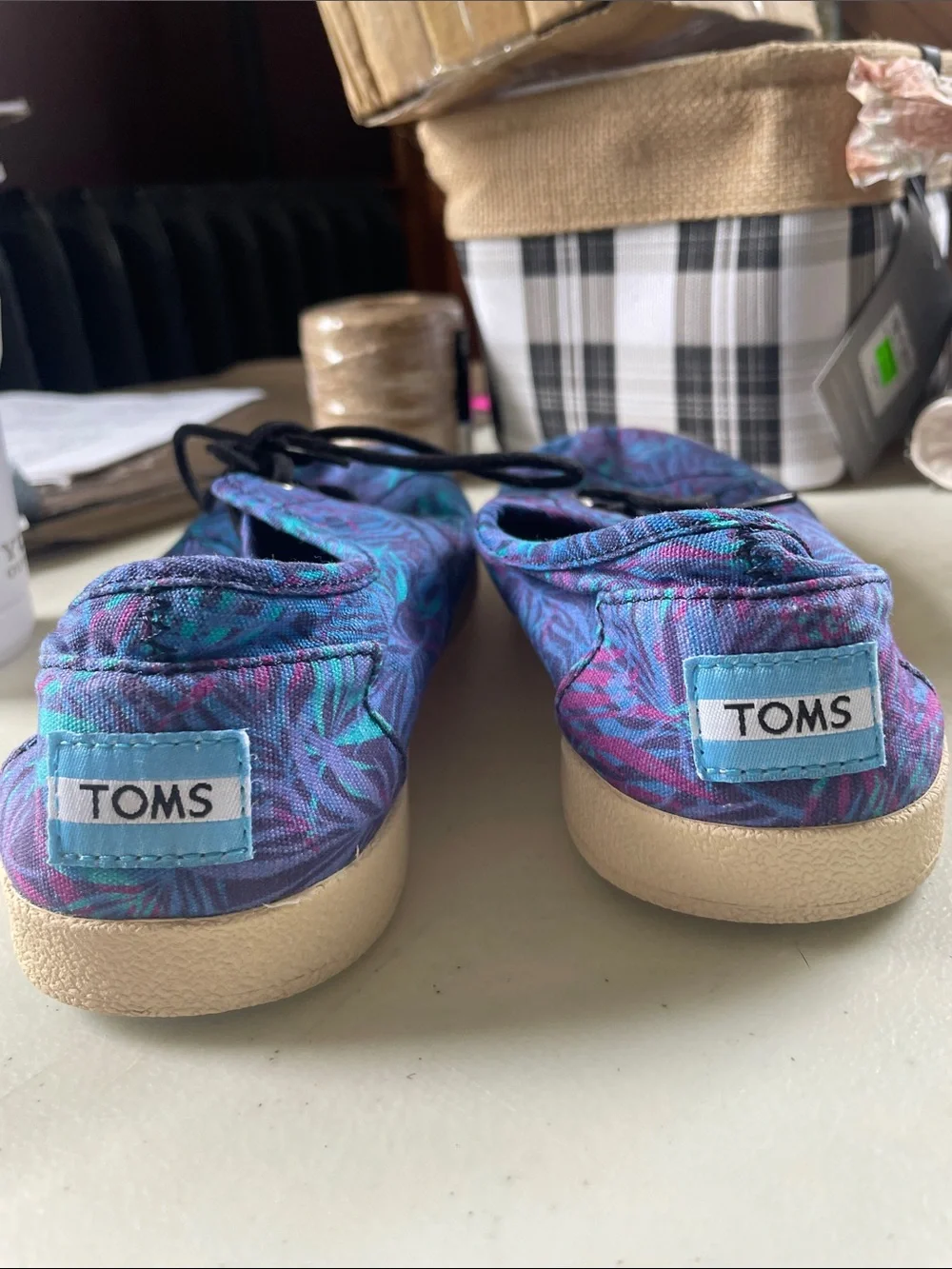TOMS Women’s Blue & Teal Patterned Canvas Sneakers size 9